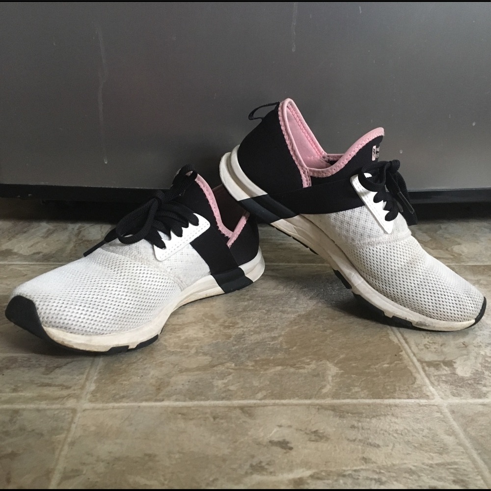 New Balance tennis shoes